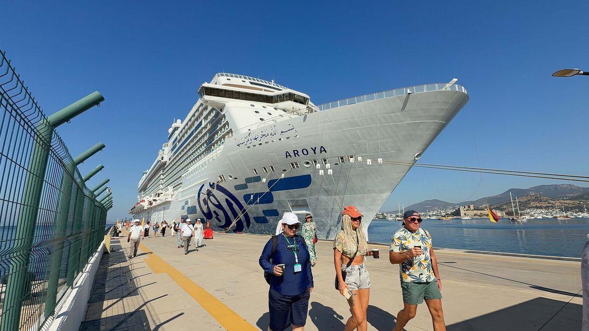 Bodrum limanına yanaşan kruvaziyer gemisi