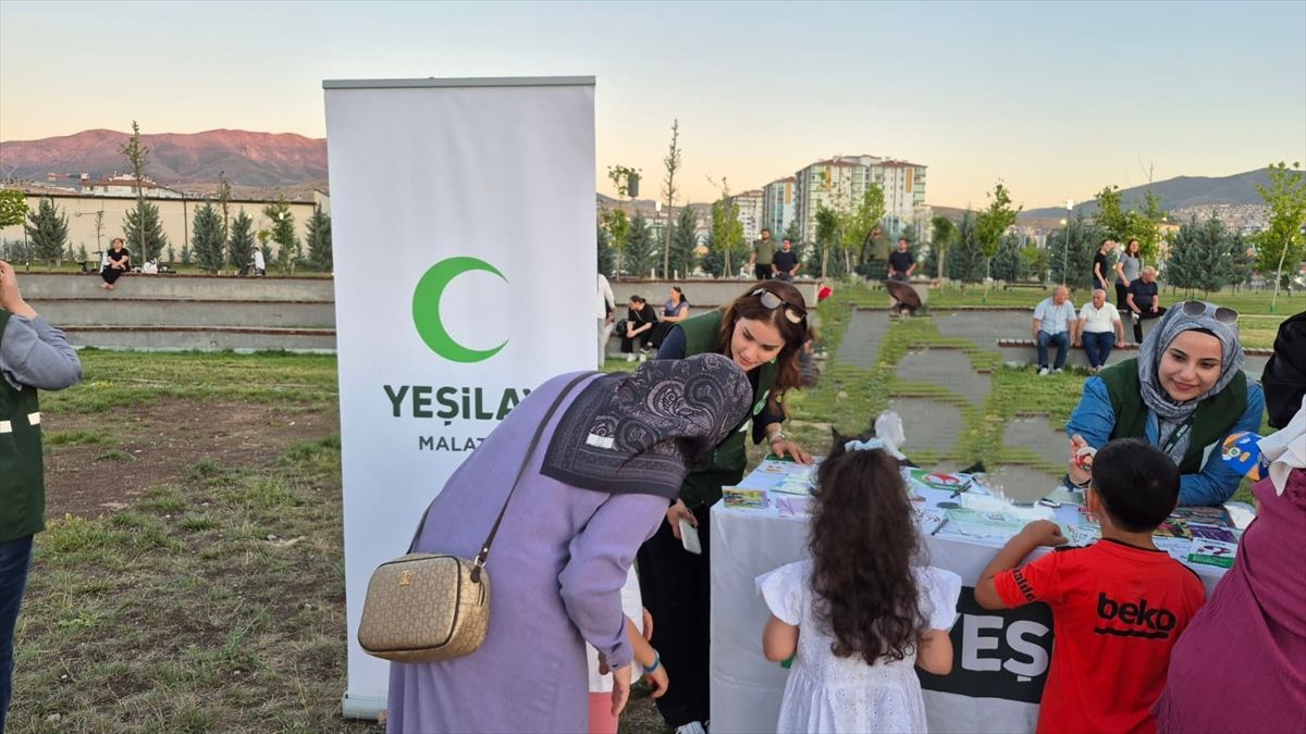 Malatya'da Yeşilay gönüllüleri etkinlik standında