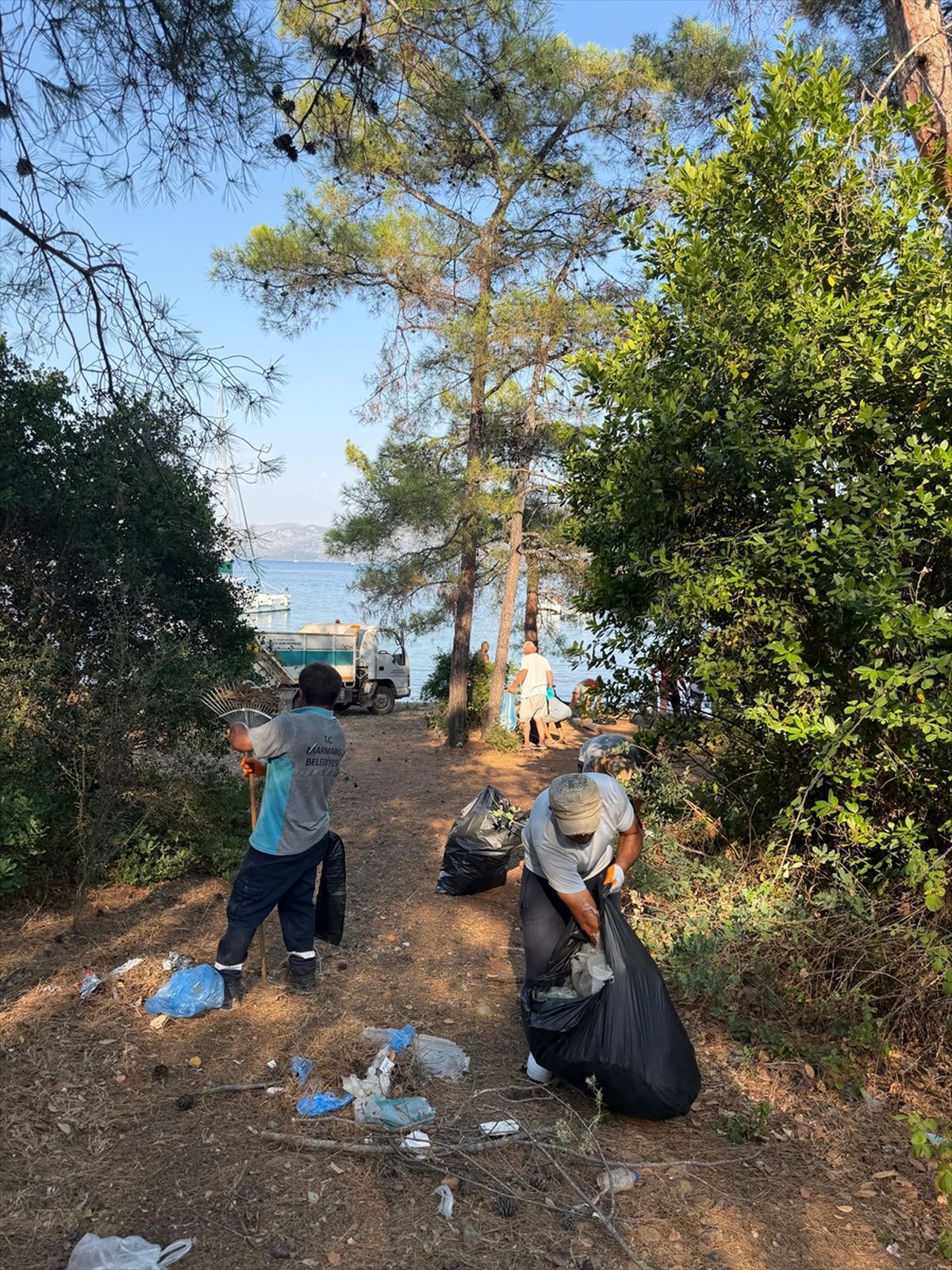 Marmaris'te Çamurlubük ve İnbükü koyları çöplerden arındırıldı