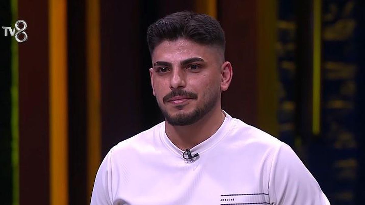 MasterChef Türkiye 2026 yarışmacısı Hakkı Kanat'ın stüdyoda çekilmiş fotoğrafı.