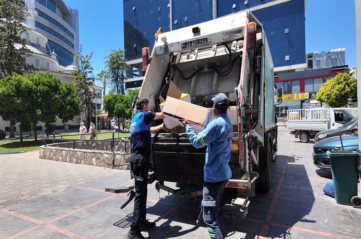 Mersin'de markette son tüketim tarihi geçmiş 230 gıda ürünü ele geçirildi