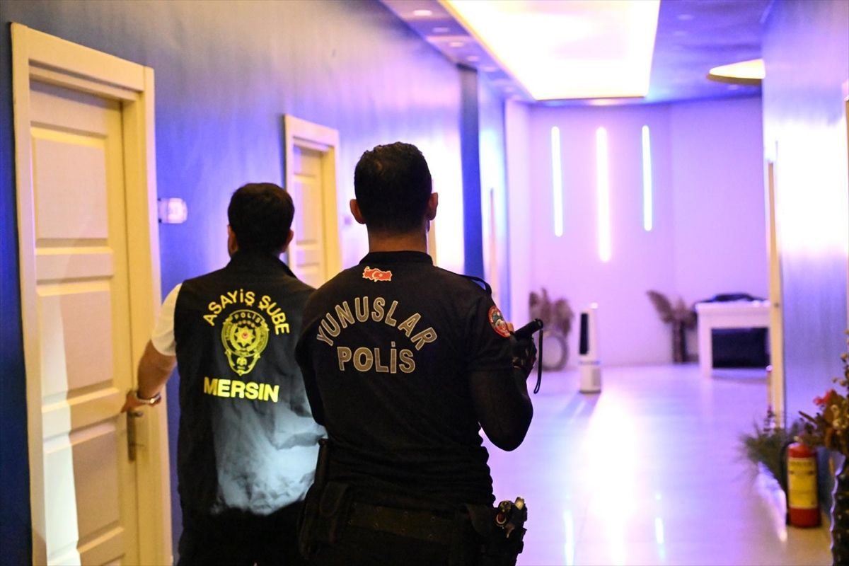 Mersin emniyet ekipleri tarafından yapılan denetimlerden bir görüntü
