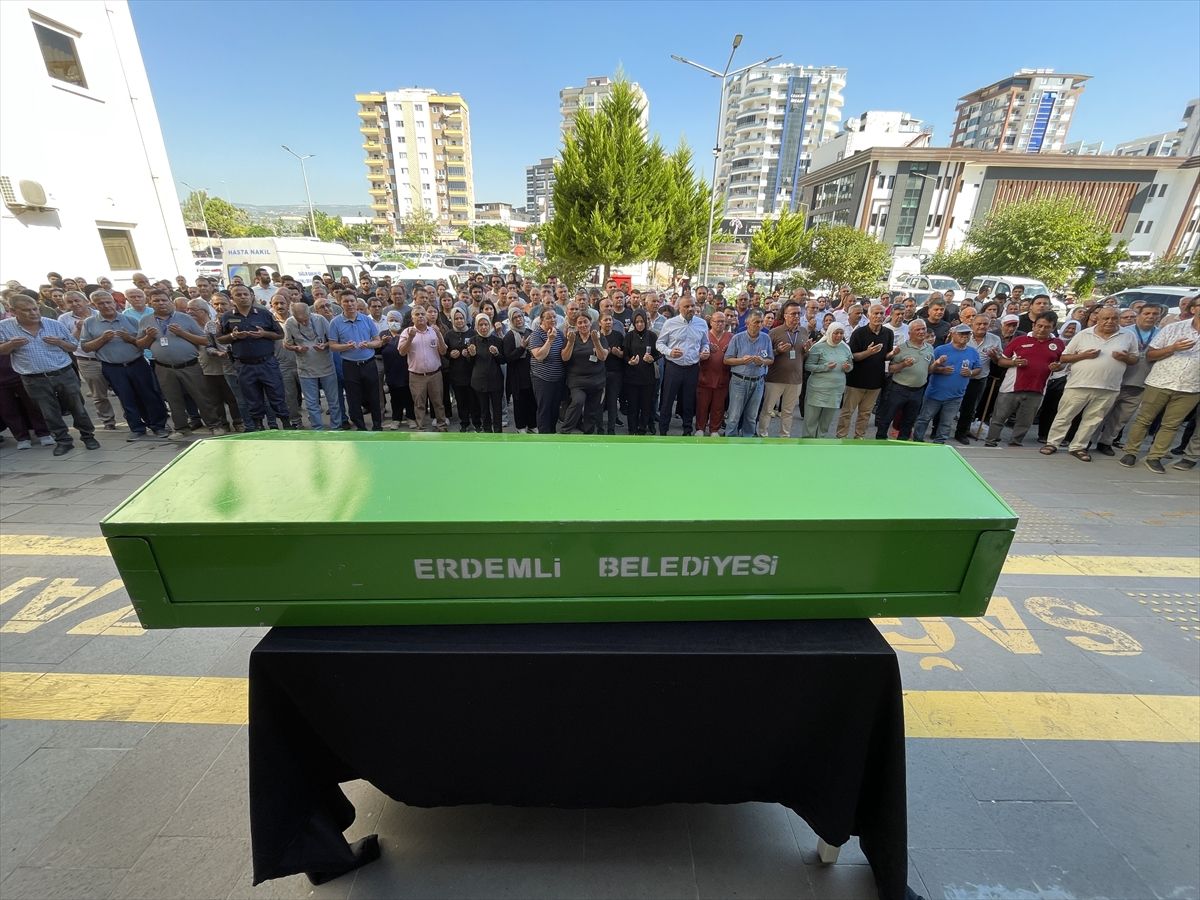 Mersin'de yaşamını yitiren sağlık çalışanı için hastanede tören yapıldı