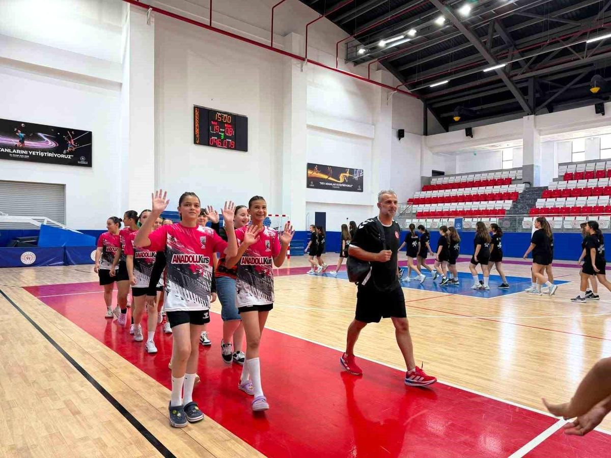 Minik hentbolcuların Türkiye şampiyonası Aydın'da başladı