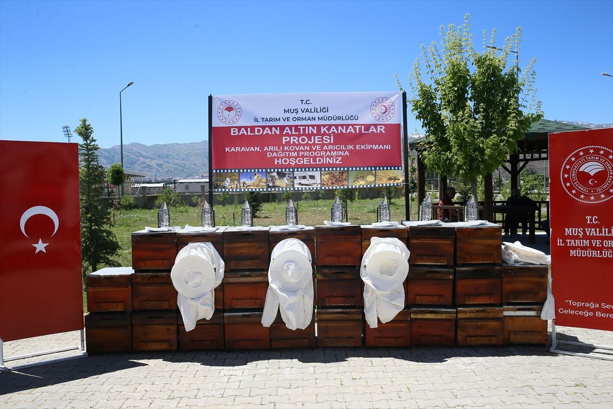Muş'ta 120 kişiye kovan, karavan ve arıcılık ekipmanı dağıtıldı