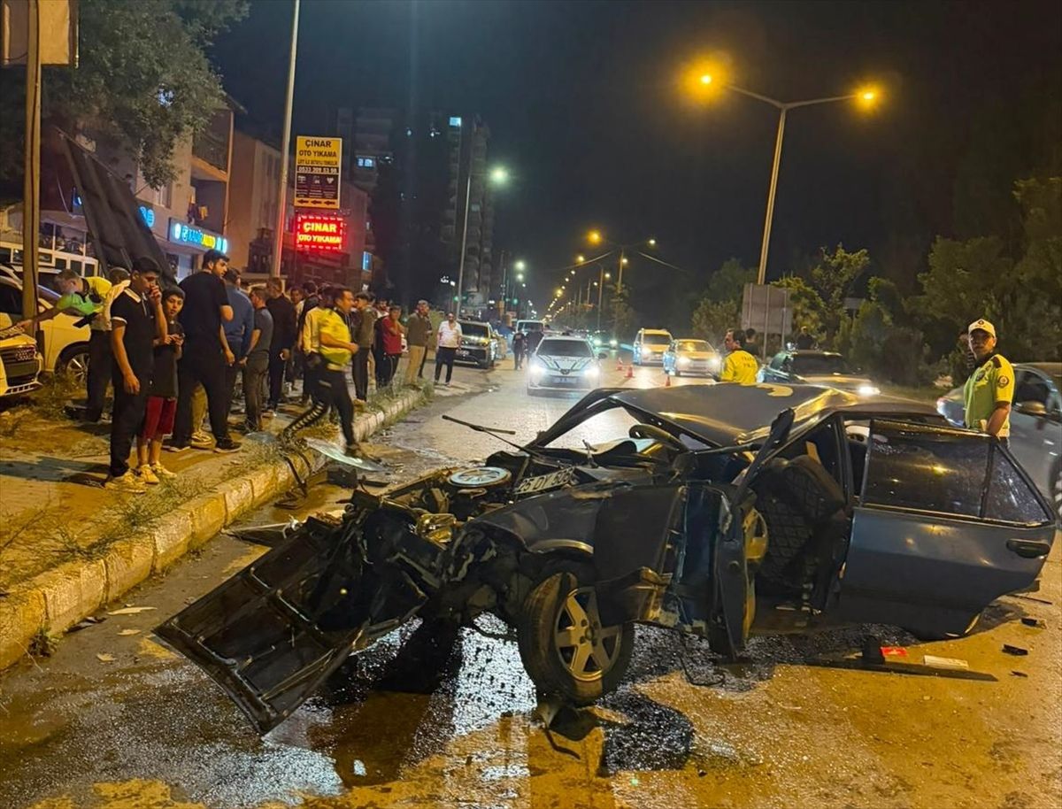 Muş'ta kontrolden çıkan otomobil park halindeki 3 araca çarptı