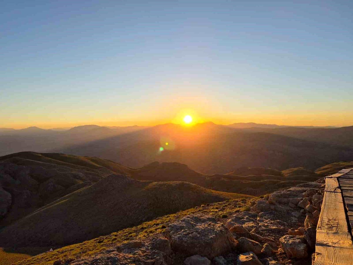 Nemrut Dağı'ndaki tarihi heykeller ve gün doğumu manzarası