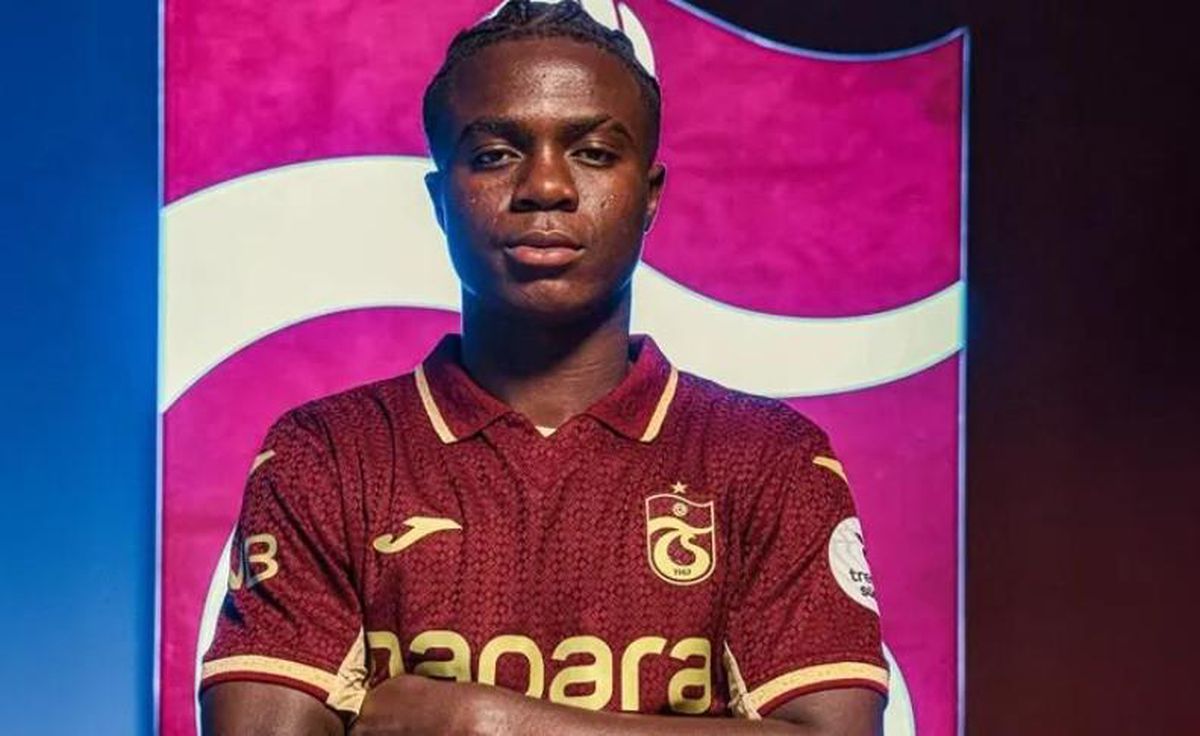 Fildişi Sahili ve Norveç milli takımları futbolcuları sahada mücadele ederken