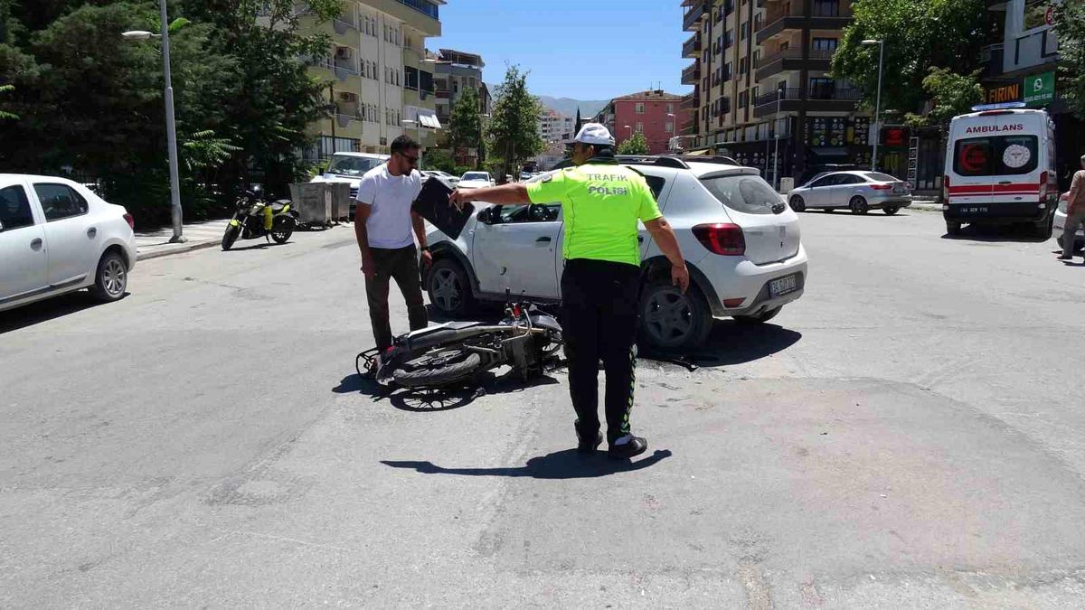 Otomobil ile çarpışan motosiklet sürücüsü yaralandı