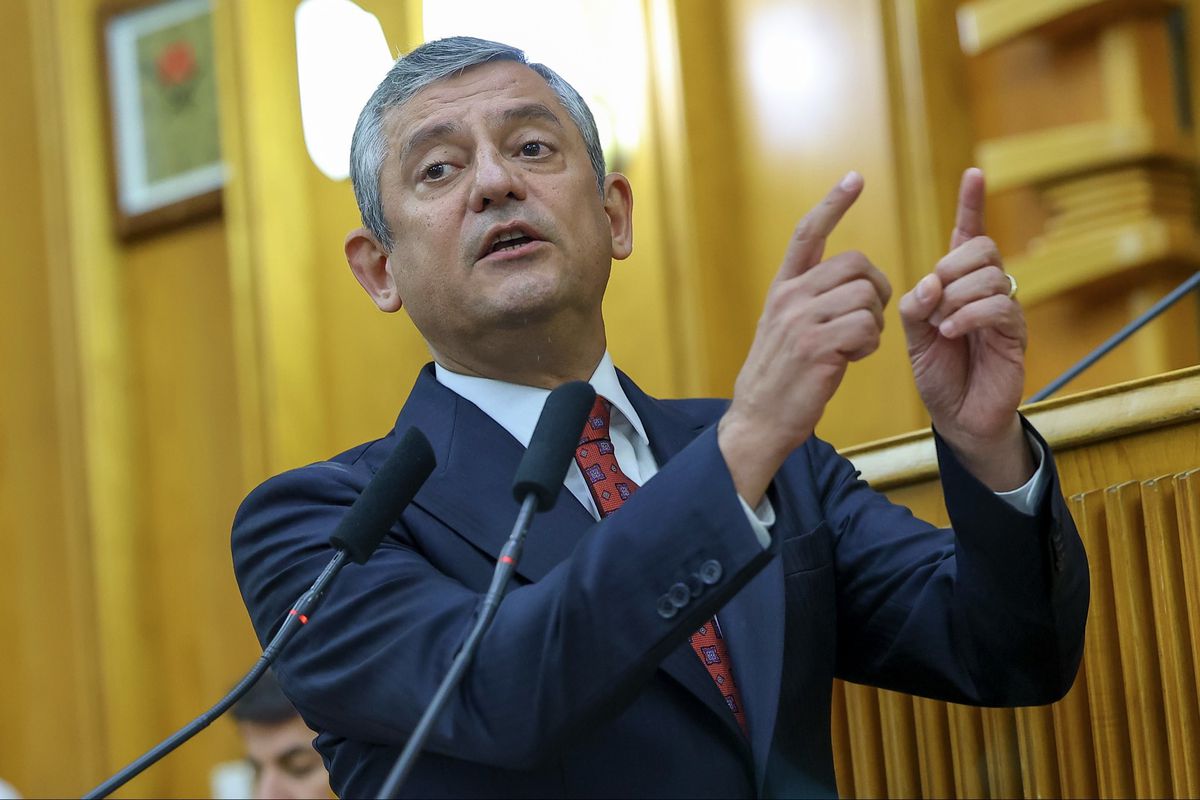 CHP Grup Başkanı Özgür Özel kürsüde konuşma yaparken