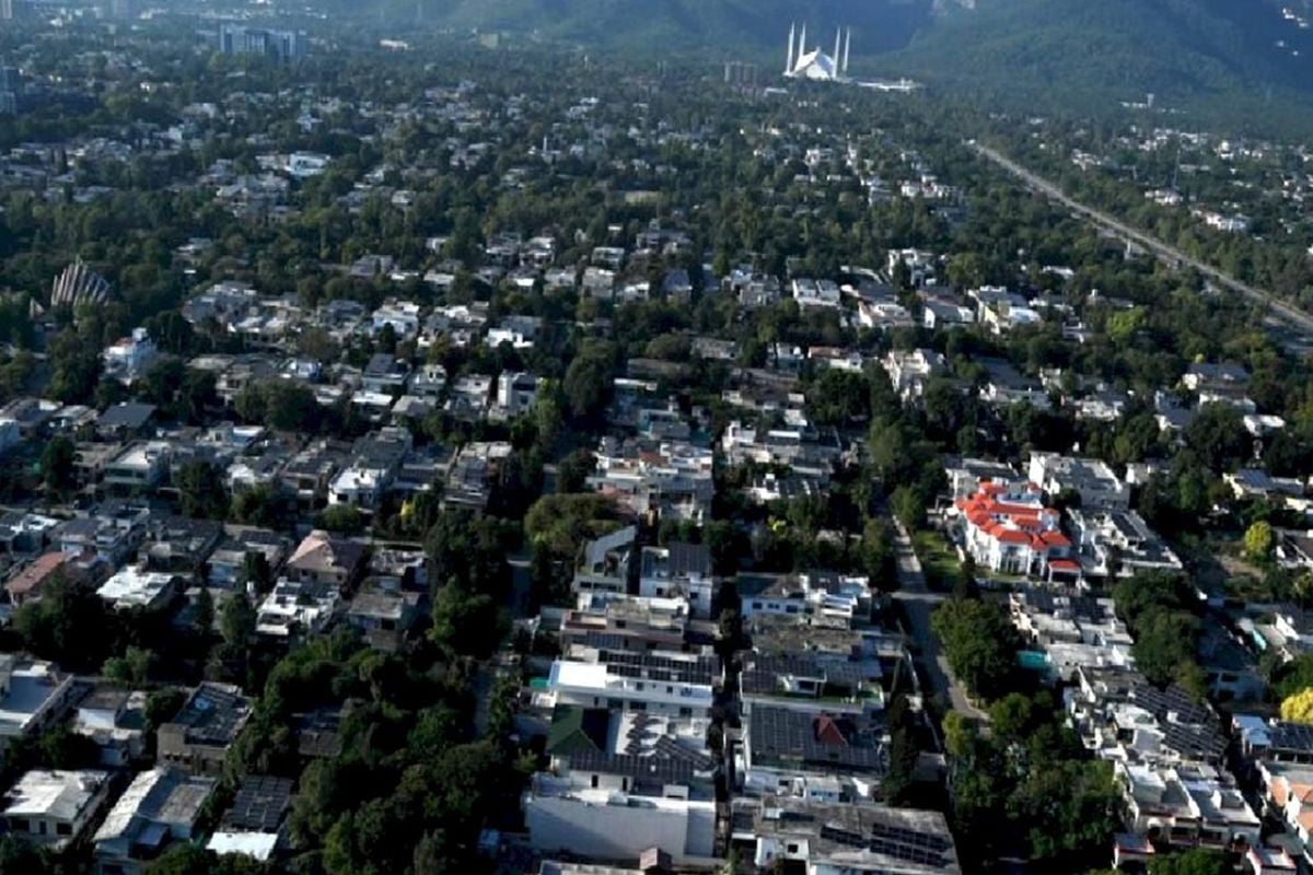 Pakistan'da 14 mahkum cezaevi aracından firar etti