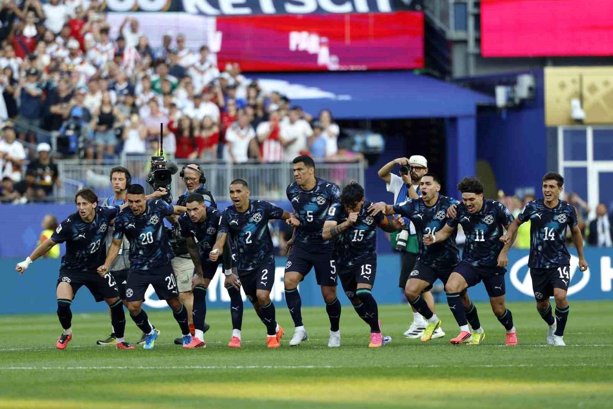 Paraguaylı futbolcuların Almanya'yı penaltılarla yendikten sonra sevinç anı