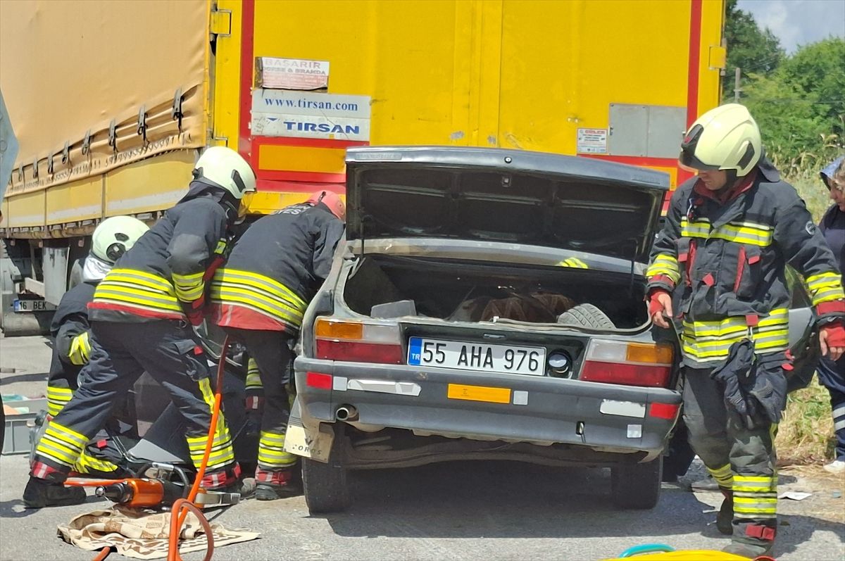Samsun'da park halindeki tırın dorsesine çarpan otomobildeki karı koca öldü