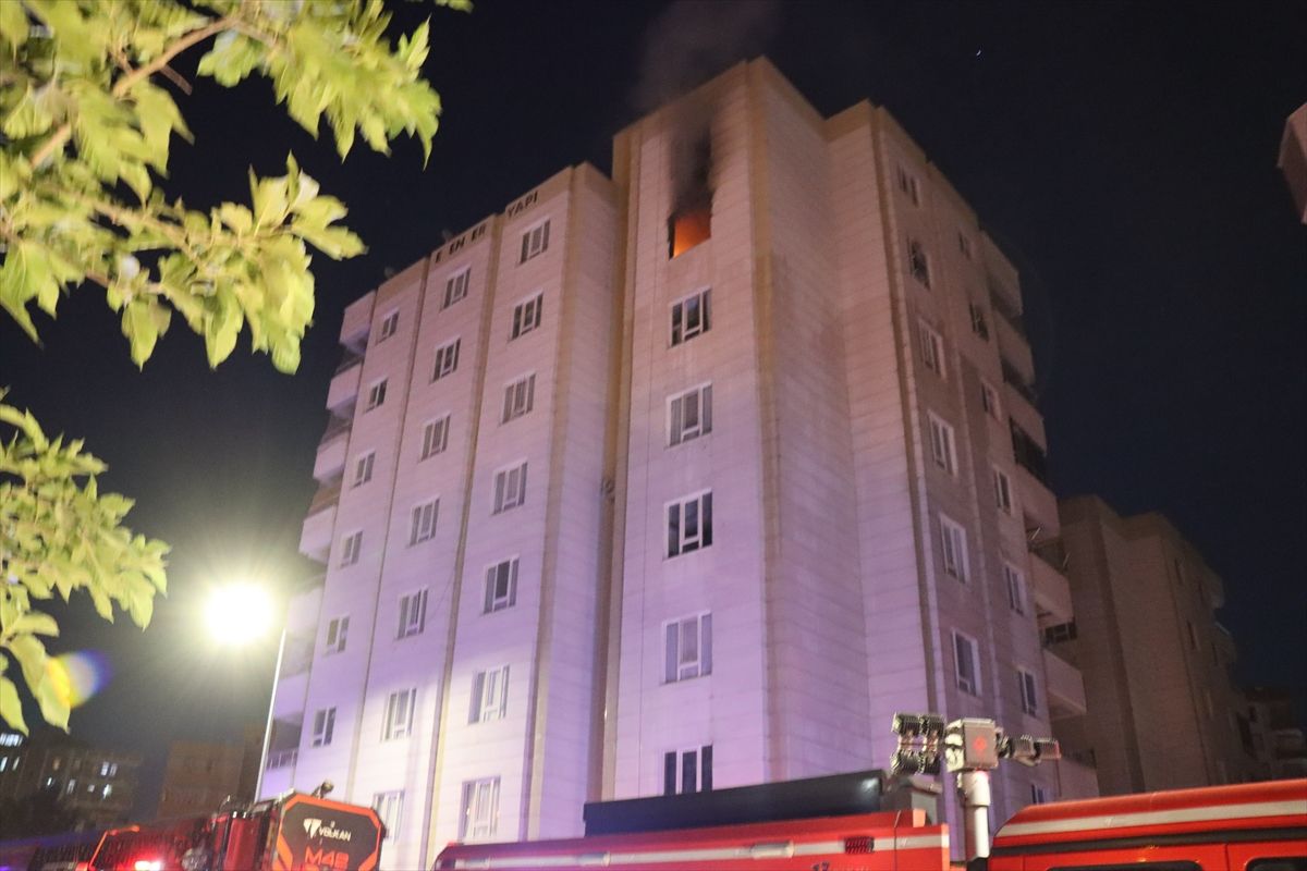 Şanlıurfa'da apartmanın 8. katında çıkan yangın söndürüldü