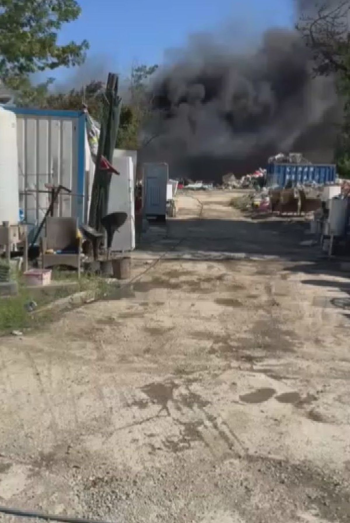 Silivri'de otluk alanda çıkan yangın ve saman balyalarının yandığı alan