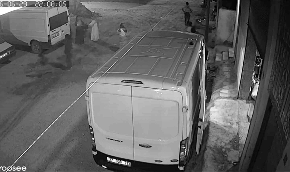 Şanlıurfa'nın Suruç ilçesinde bir sokakta meydana gelen patlamada yaralanan çocukların olduğu görüntüler.