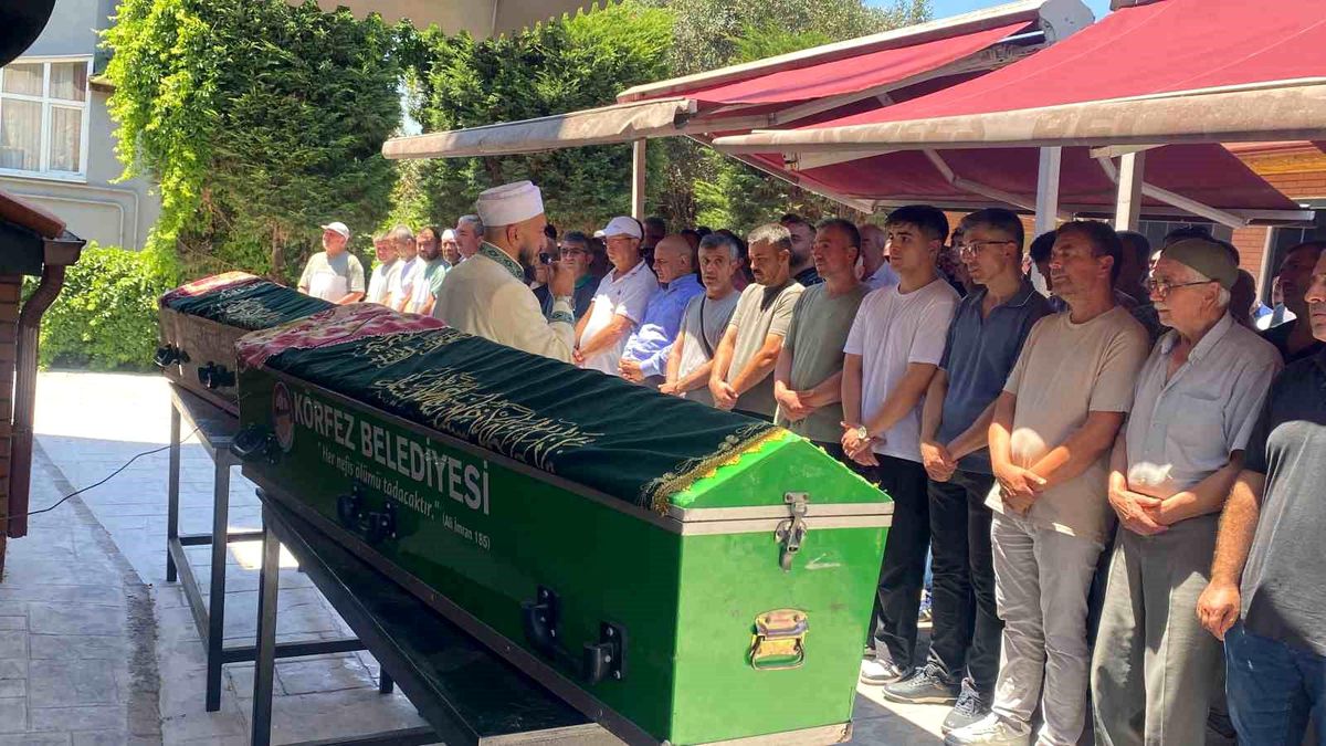 Kocaeli'deki trafik kazasında ölen anne-kız toprağa verildi