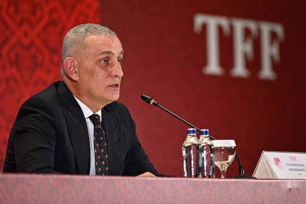 Türkiye Futbol Federasyonu binası önünde TFF logosu.
