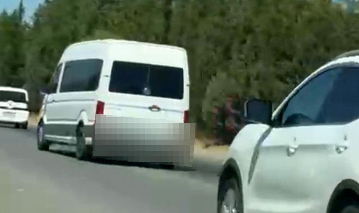 Trafiği tehlikeye düşüren minibüs sürücüsü sanal devriyeye takıldı
