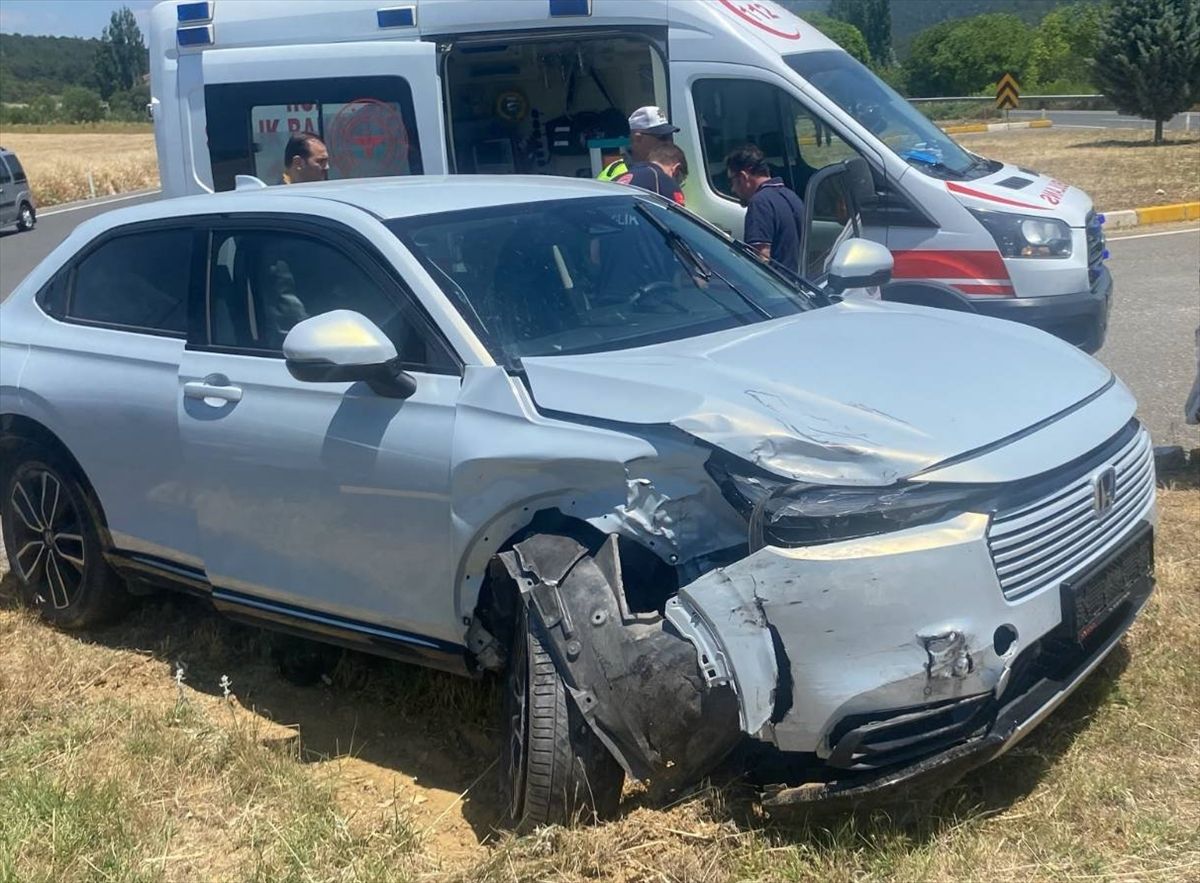 Uşak Banaz'da meydana gelen trafik kazası sonrası olay yerinden görünüm