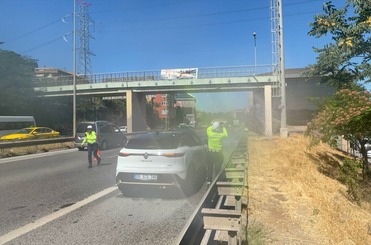 Üsküdar'da su borusu patlaması trafiği aksattı