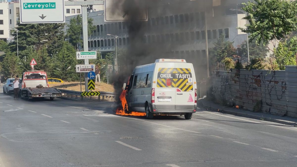 Üsküdar'da yanan servis minibüsü