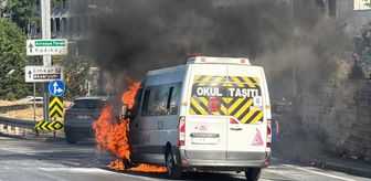 Üsküdar'da seyir halindeyken yanan servis aracı kullanılamaz hale geldi