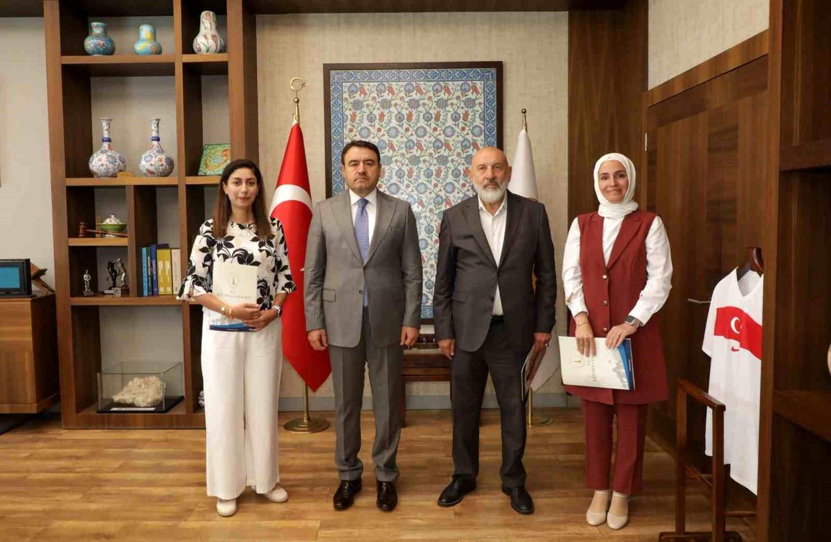 Vali Musa Işın'dan Ulu Camii'nin dijital rehber sistemini hazırlayan eğitimcilere tebrik