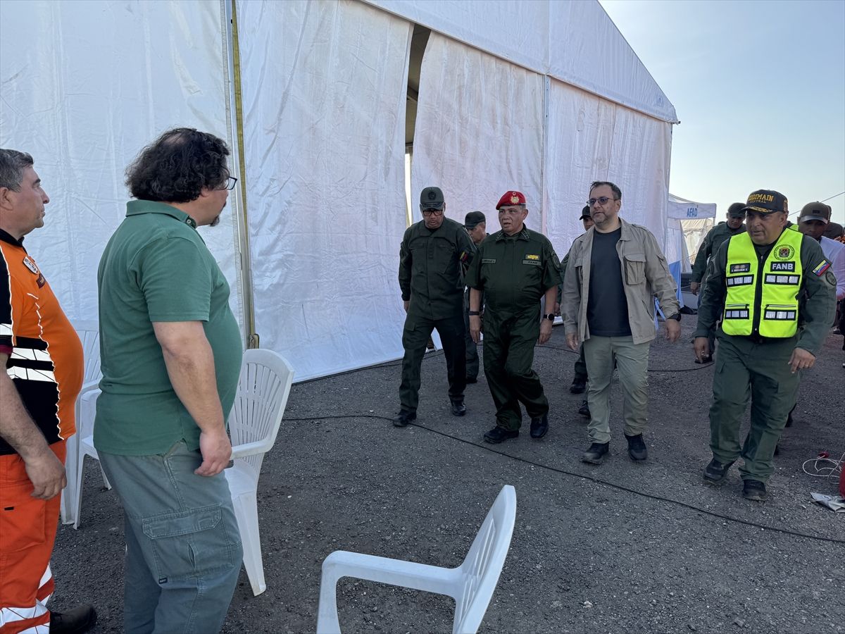 Venezuela Savunma Bakanı Lopez ve Dışişleri Bakanı Gil, Türk arama kurtarma ekibini ziyaret etti