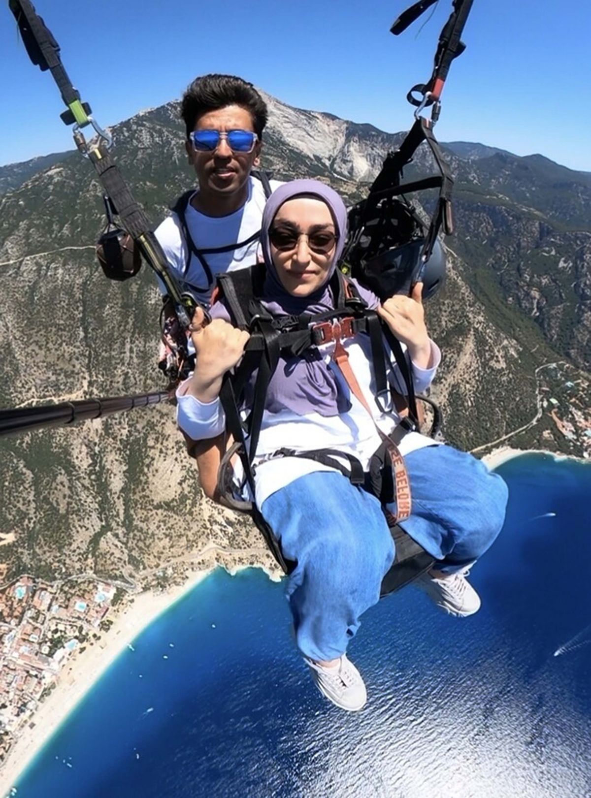 Münife Karadaş Babadağ'da yamaç paraşütü uçuşu gerçekleştirirken