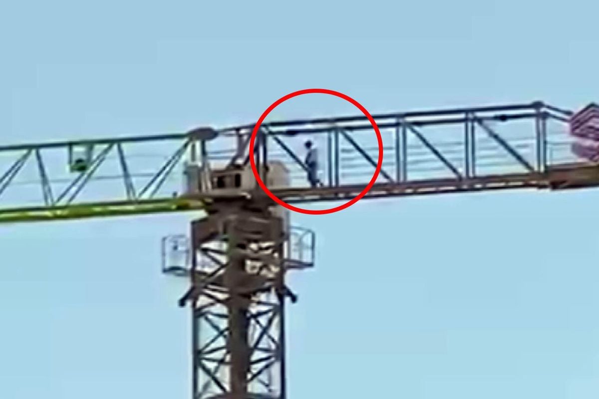 Vinç operatörü 40 metre yükseklikte namaz kılıp çalışmaya devam etti