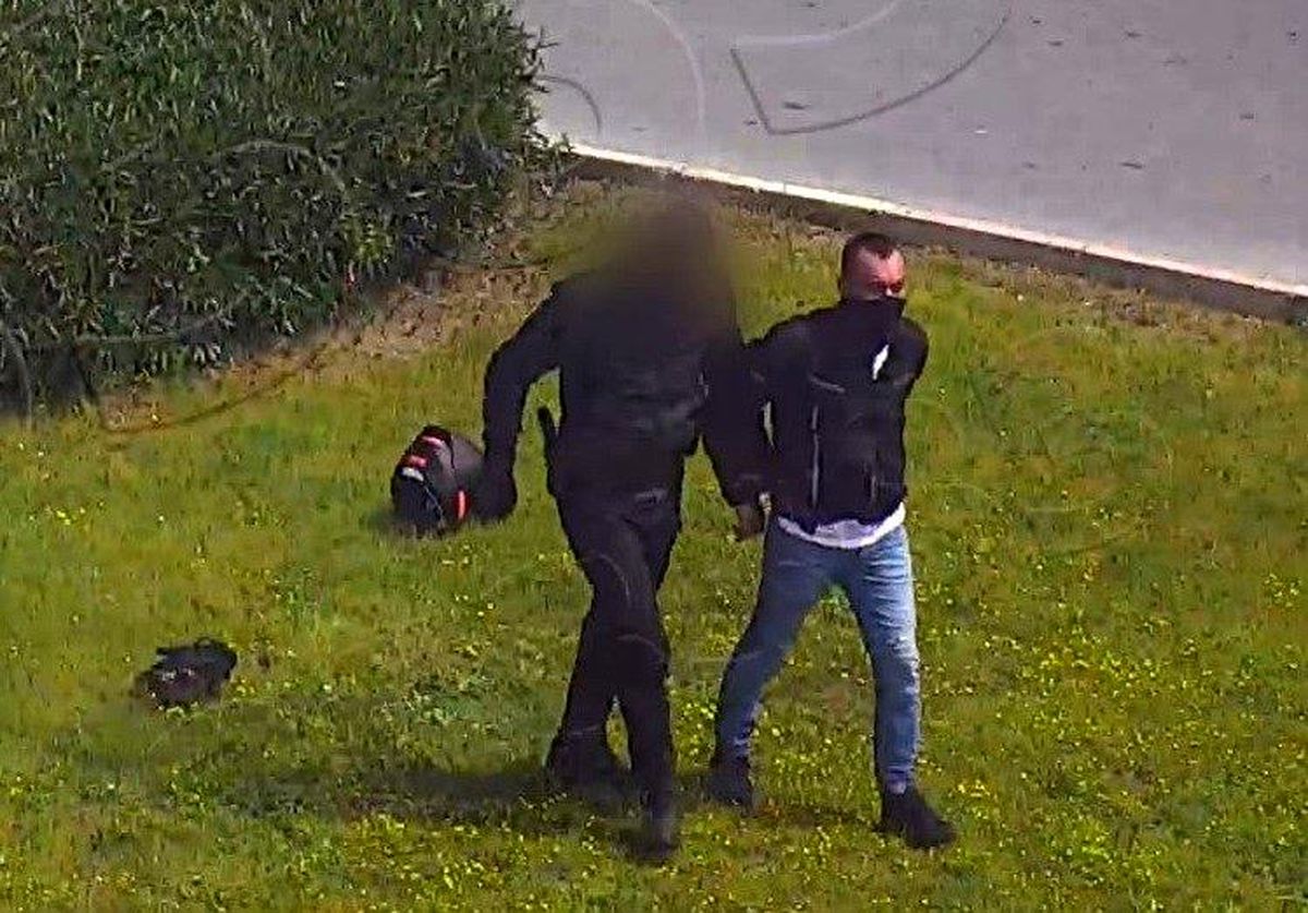 Mersin'de polis ekiplerinin sahte plakalı motosikletli şüpheliyi kovalamaca sonrası yakalaması.