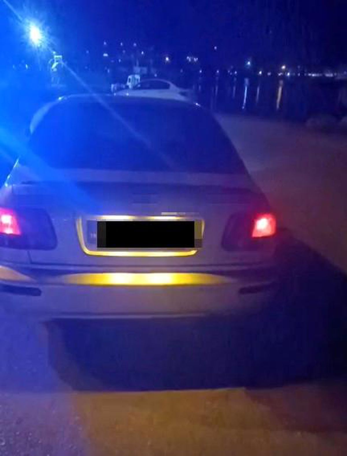 Kastamonu'nun Cide ilçesinde trafik ekiplerinin abartılı egzoz denetimi sırasında bir araca ceza kesilmesi ve aracın trafikten men edilmesiyle ilgili haber.