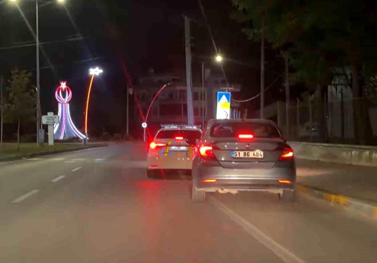 Alkollü sürücü ile polisin nefes kesen kovalamacası kamerada