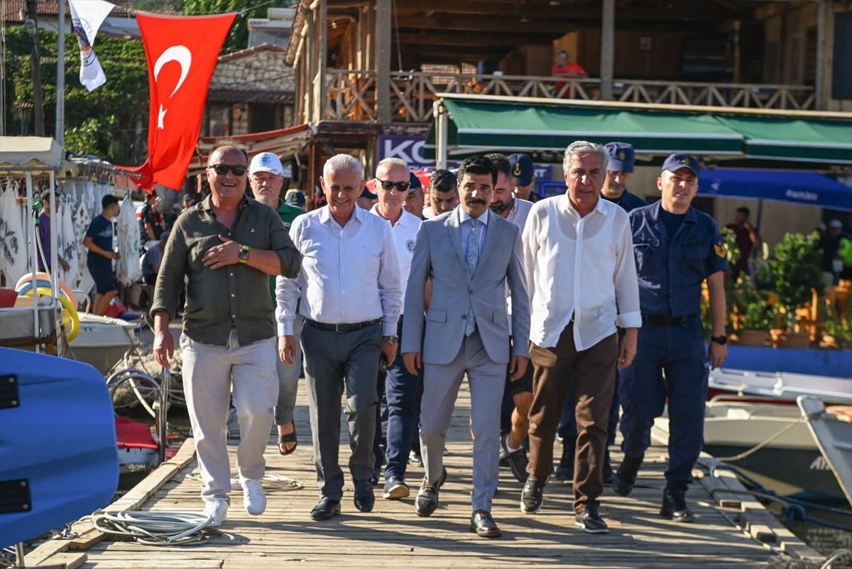Antalya'da Denizcilik ve Kabotaj Bayramı kapsamında düzenlenen törenlerden bir görünüm