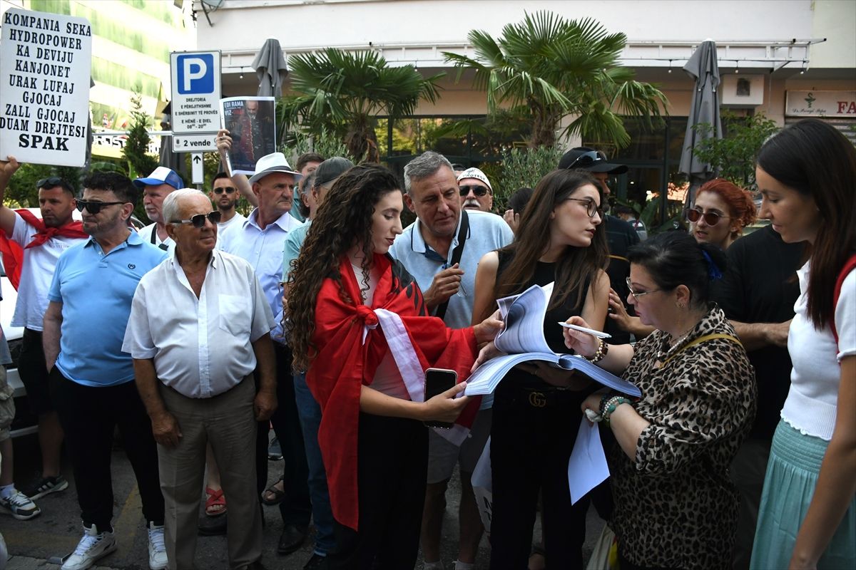 Arnavutluk'ta, Yolsuzluk ve Organize Suçla Mücadele Savcılığı önünde turizm projeleri karşıtı gösteri