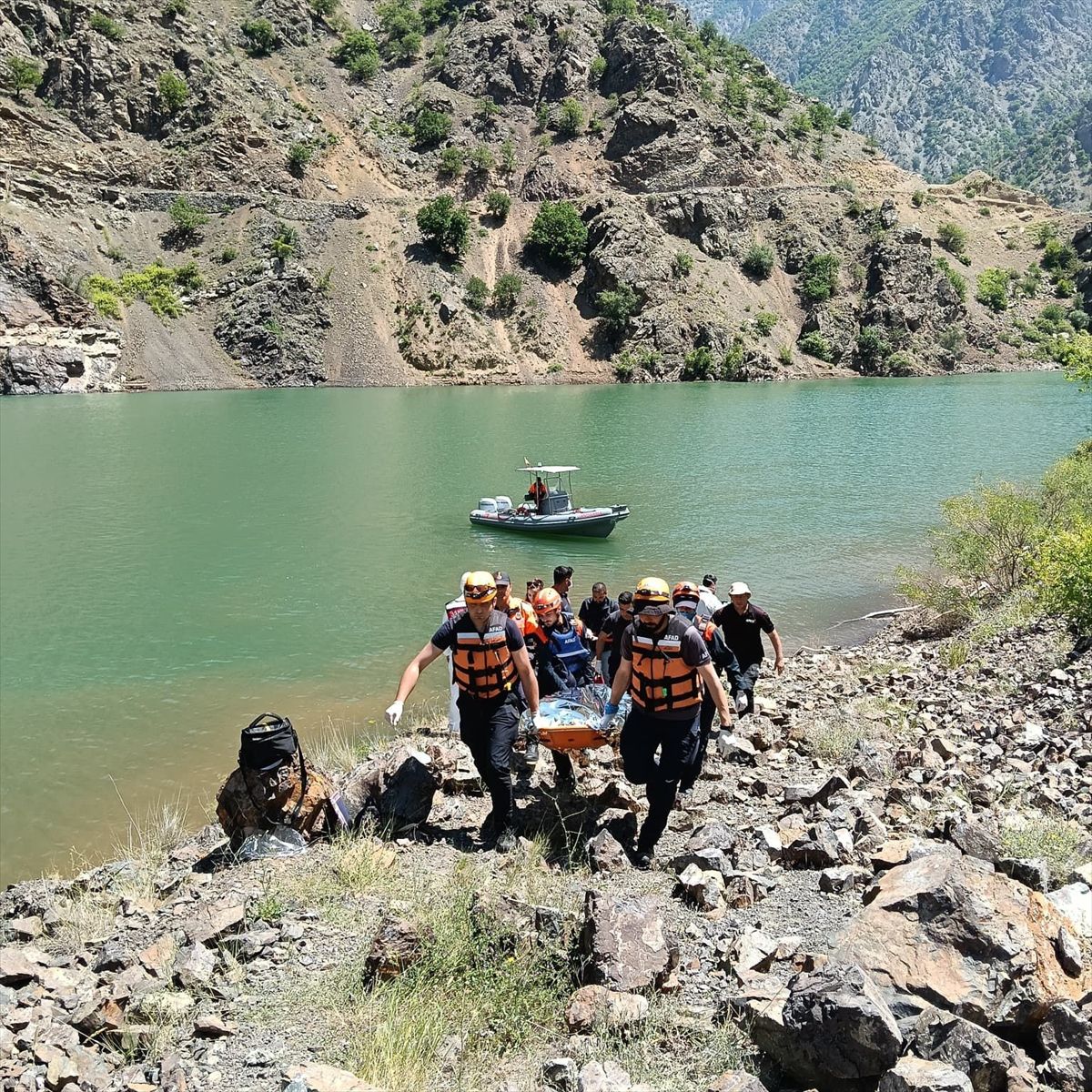 Artvin'de derede akıntıya kapılarak kaybolan kişinin cesedi bulundu