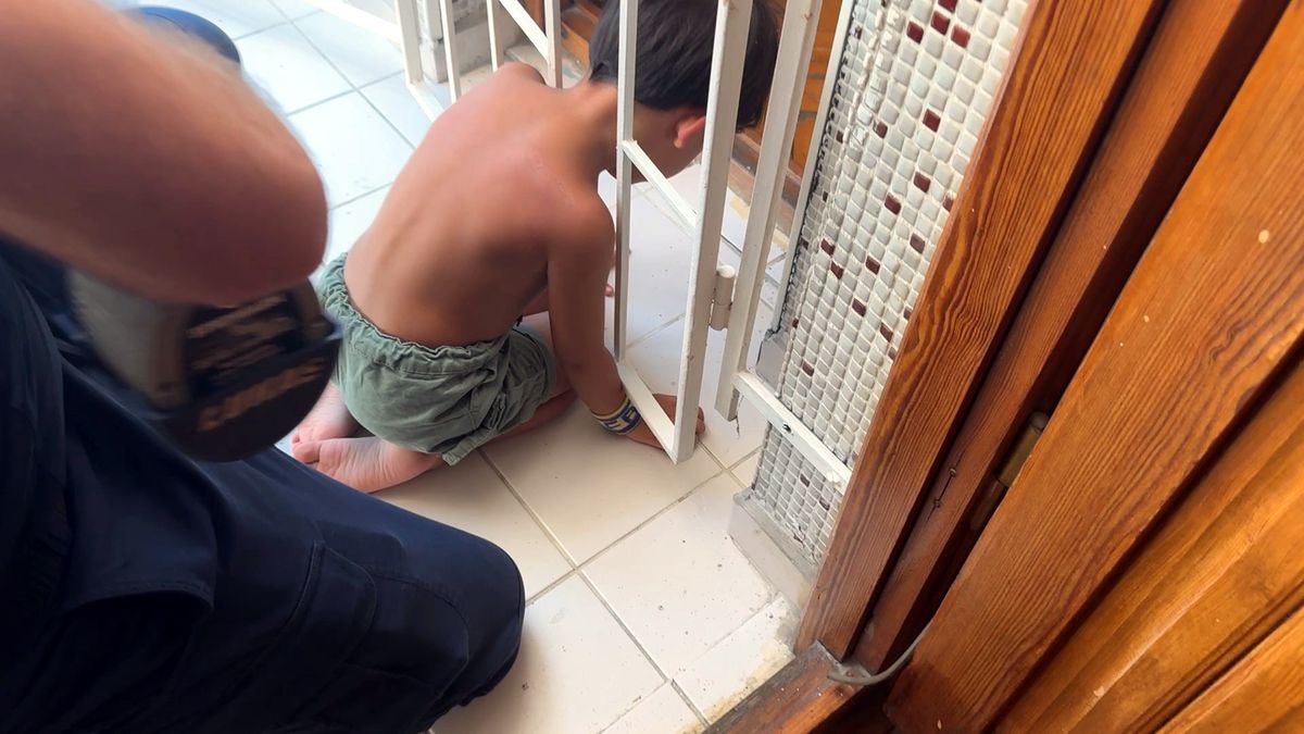 Avcılar'da başı demir kapıya sıkışan çocuğu itfaiye kurtardı