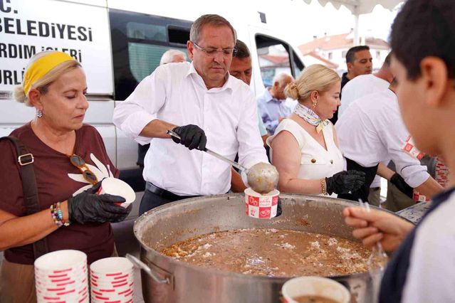 Ayvalık’ta binlerce kişiye aşure ikram edildi