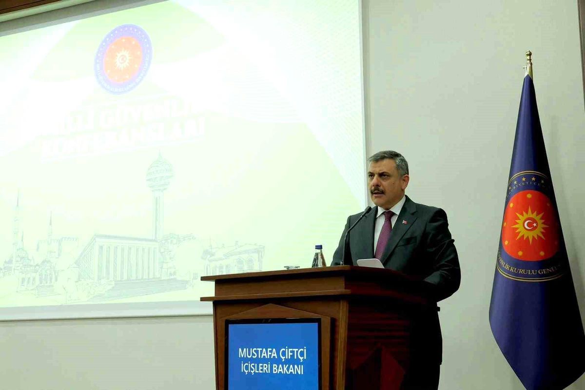 İçişleri Bakanı konuşma yaparken