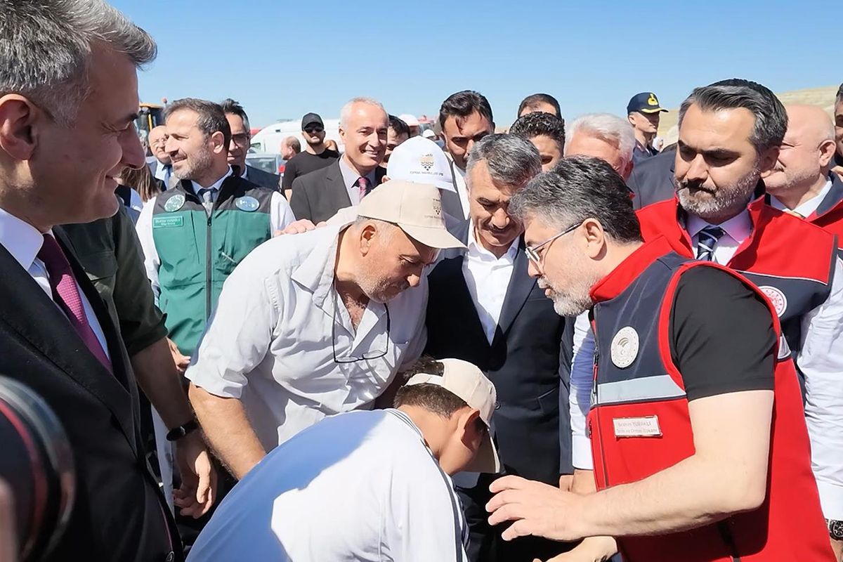 Bakan Yumaklı'dan elini öpmek isteyen çocuğa esprili cevap
