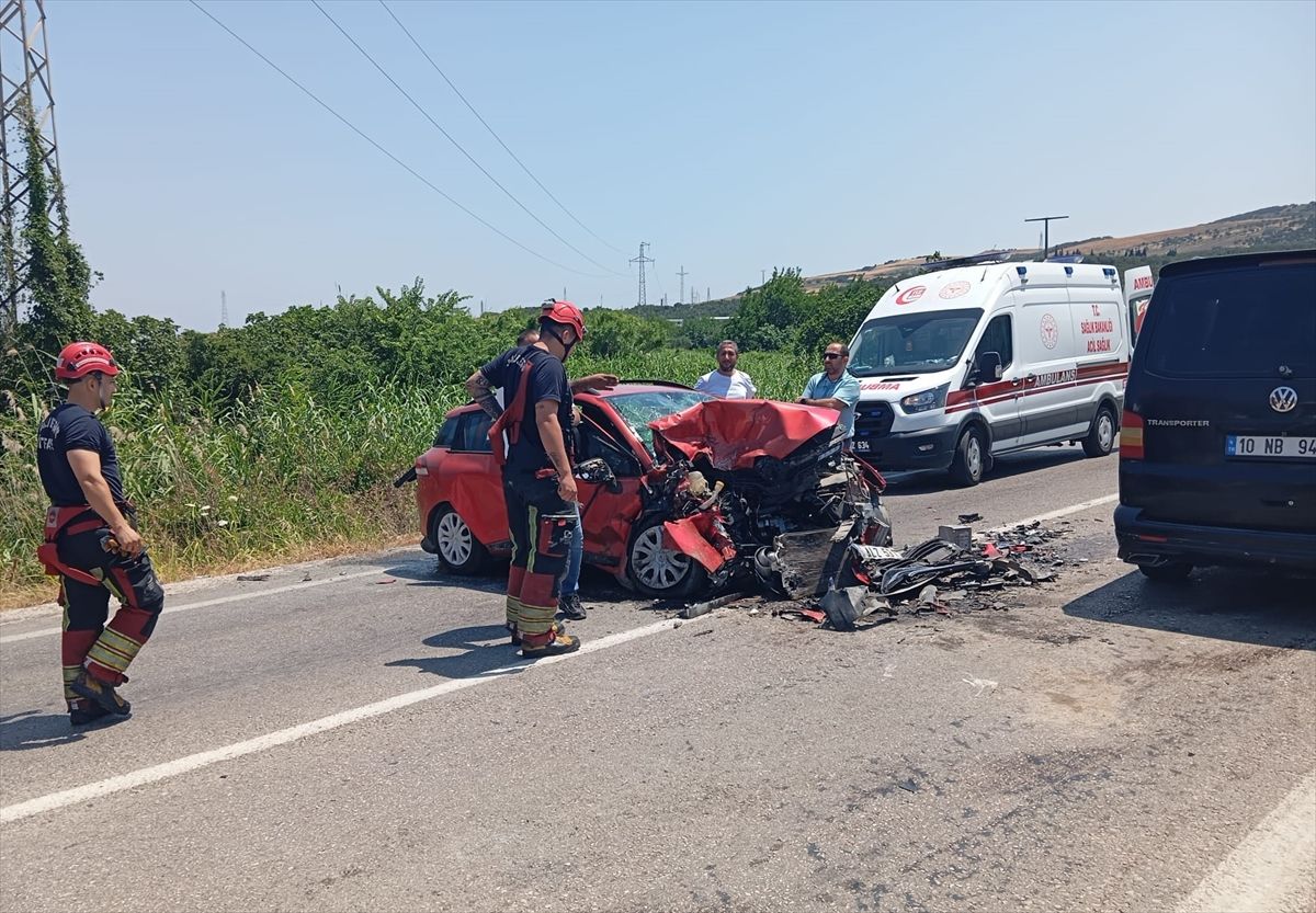 Balıkesir'de otomobillerin çarpışması sonucu 1 kişi öldü, 2 kişi yaralandı