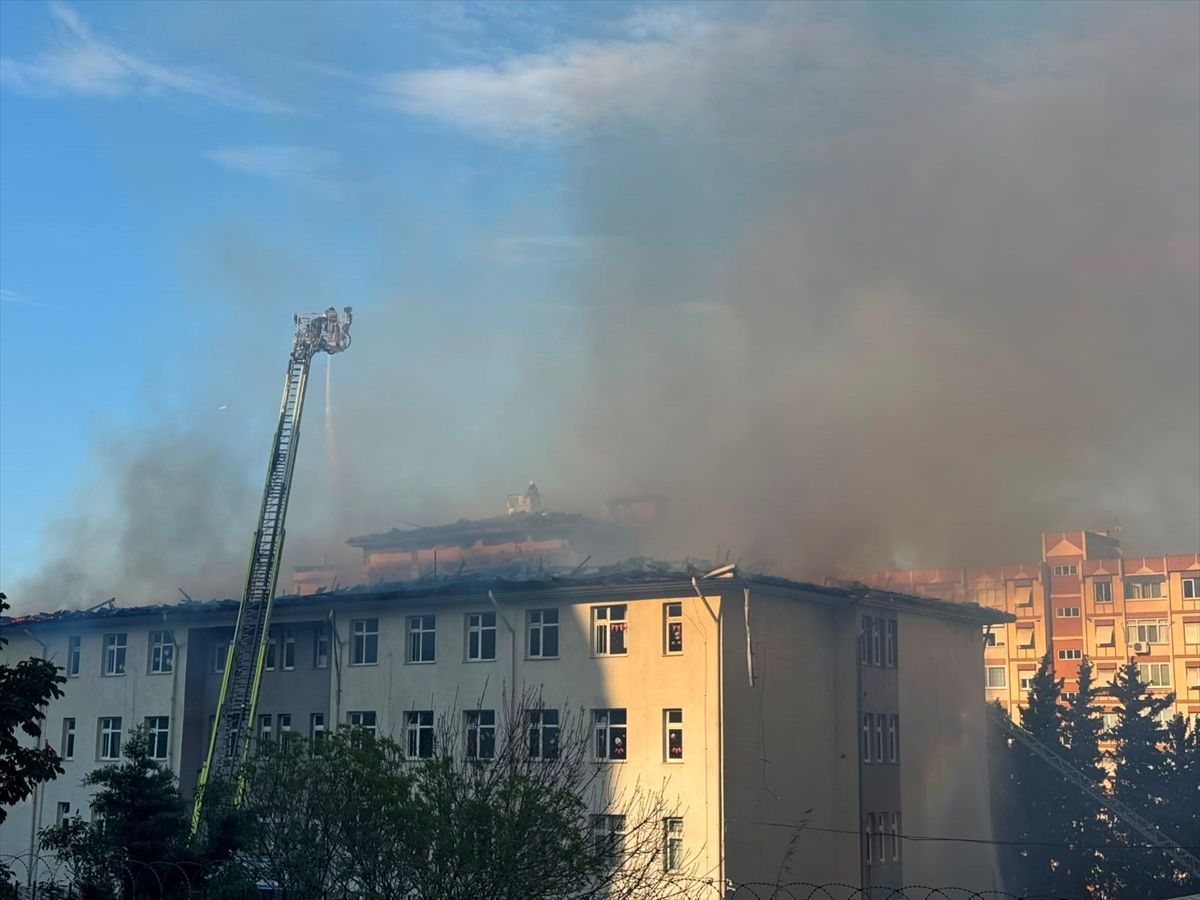 Beylikdüzü'nde okulun çatısında çıkan yangına müdahale ediliyor
