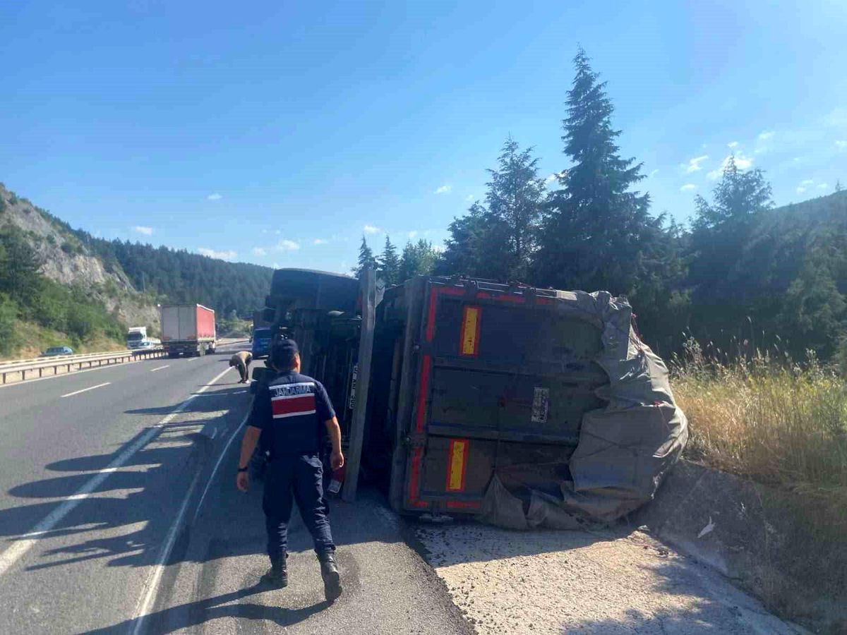 Bilecik'te kontrolden çıkan tır yan yattı