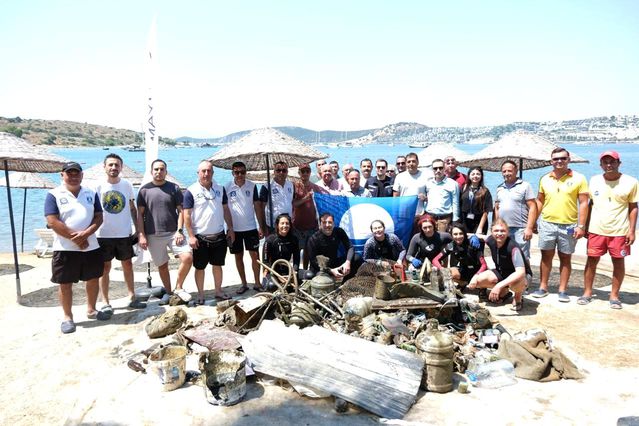 Bodrum’da deniz dibinden 370 kilogram atık çıkarıldı