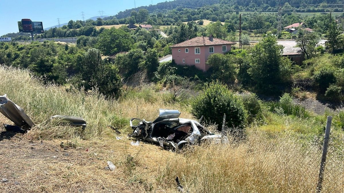 Bolu'da trafik kazası sonrası şarampole devrilmiş bir otomobil.