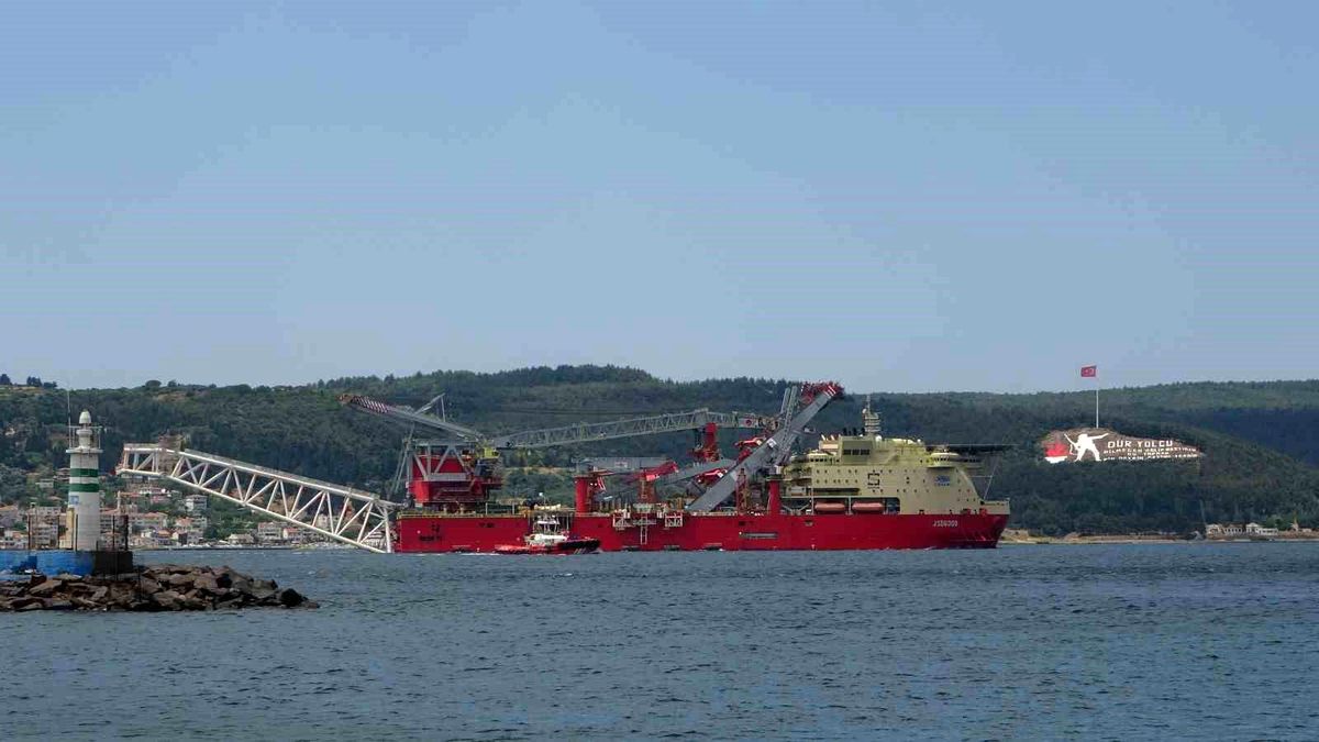 Boru döşeme gemisi 'JSD 6000' Çanakkale Boğazı'ndan geçti