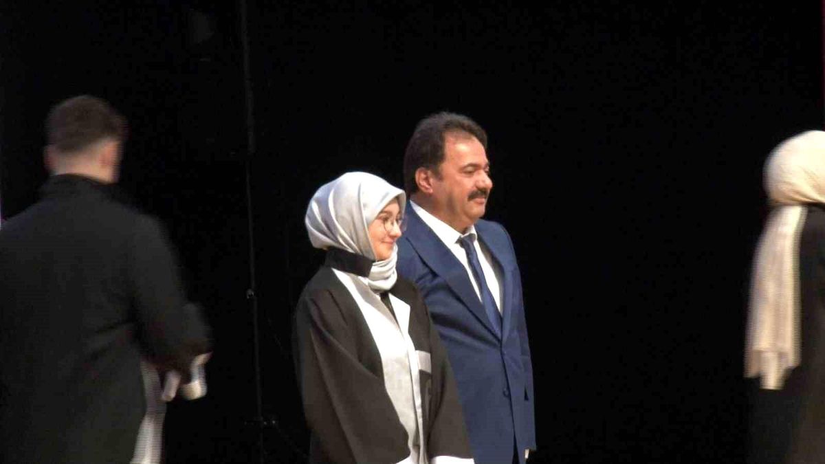Bursa İl Emniyet Müdürü Kadir Gökce, kızıyla birlikte Erciyes Üniversitesi mezuniyet töreninde.