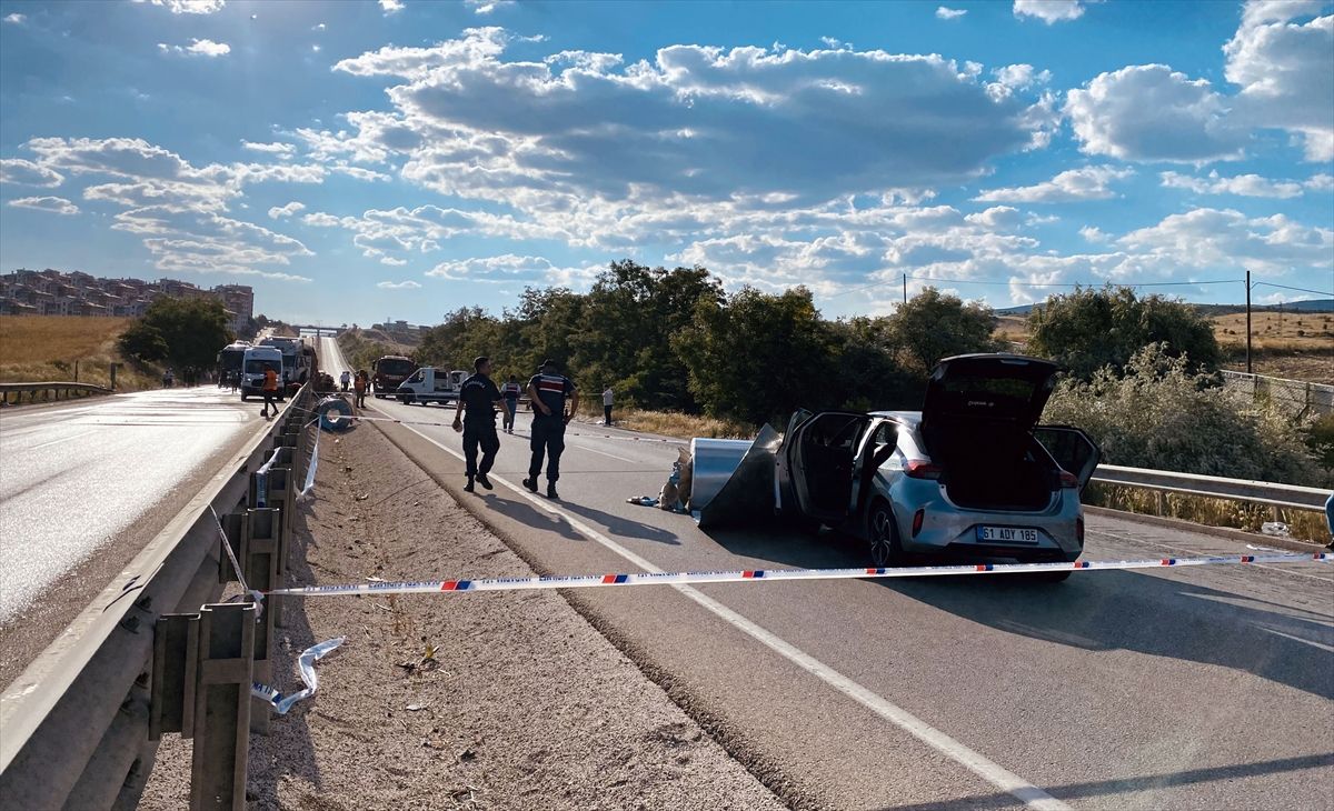 Çankırı'da 1 tır ve 3 otomobilin karıştığı kazada 4 kişi yaralandı