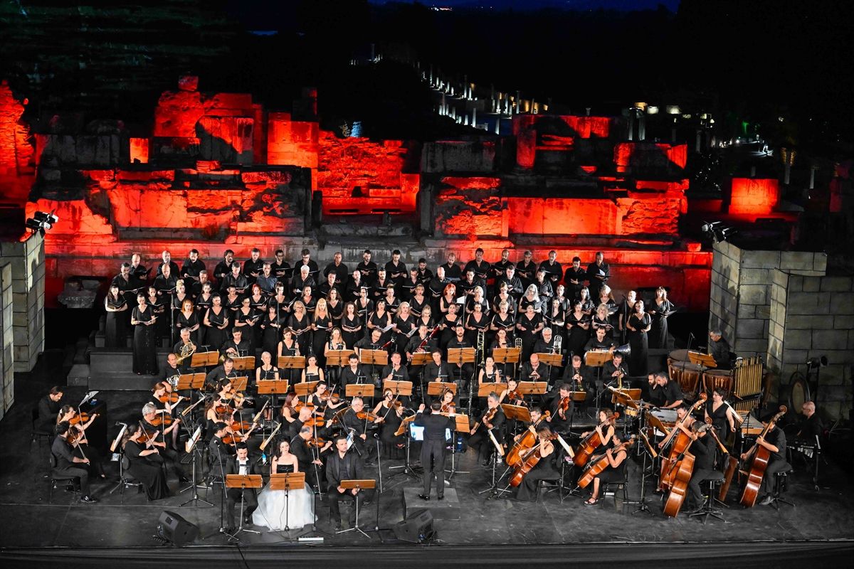 'Carmina Burana' kantatı Efes Opera ve Bale Festivali'nde sanatseverlerle buluştu